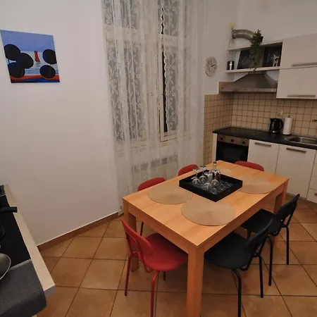 Moel Apartment Split