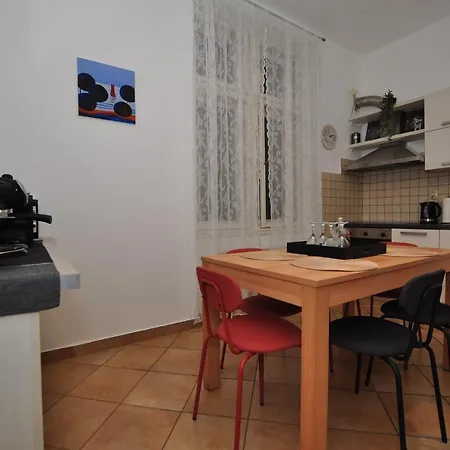 Moel Apartment Split