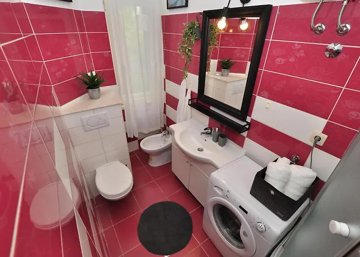 Moel Apartment Split