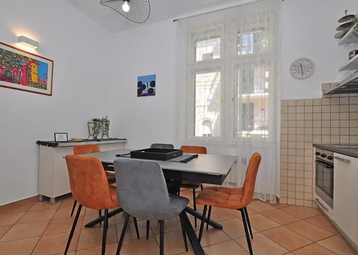 Moel Apartment Split